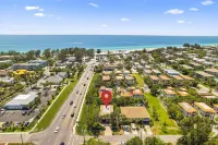 Cozy corner beach house with pool- 1 block from beach!