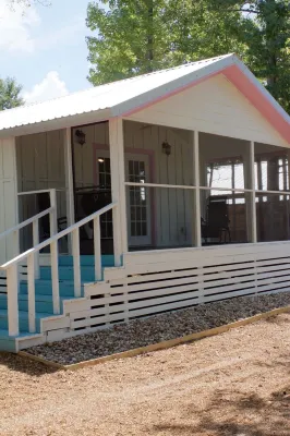 King Bed, Screened in Porch, Kitchen, Shower, Wifi, Roku, Near Ratcliff Lake