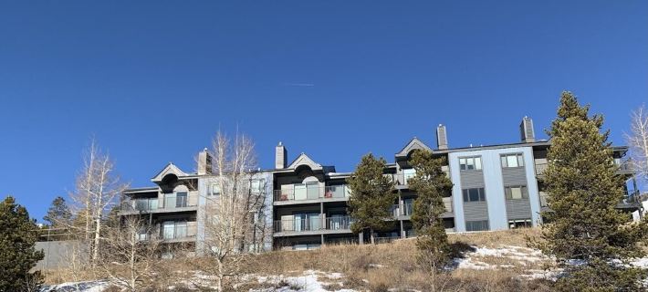 Beautifully remodeled, spacious Frisco condo directly overlooking Lake Dillon.. Hotels in Frisco