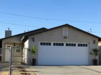 Large Home 3/3 plus Bonus Rm, 14' Pool & Jacuzzi, close to Downtown Joshua Tree
