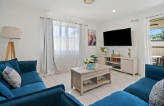 Walk to Ettalong beach close to shops KING BED 意塔隆海灘酒店