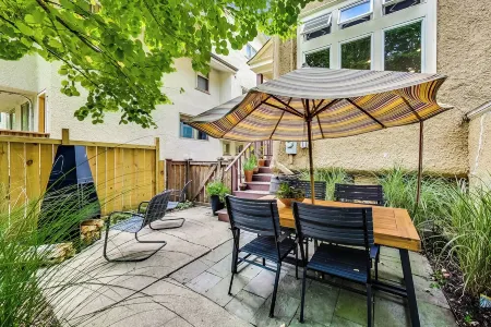 4-bedroom townhome in Frank Lloyd Wright District-FREE PARKING, Patio, Yard Отели рядом с достопримечательностью «Frank Lloyd Wright Home and Studio»