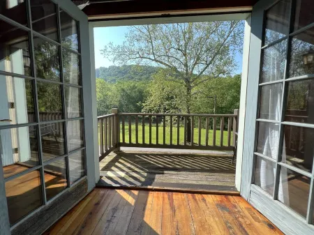 Cozy little cabin with creek access.  Great for fishing or tubing! Отели рядом с достопримечательностью «ПФБК Гринвуд Аксесс»