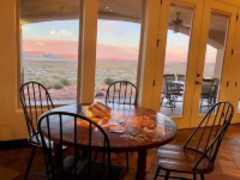 Inspiring Views! Luxury, Serenity, Hot Tub, Lake Powell, Antelope,EV CHG