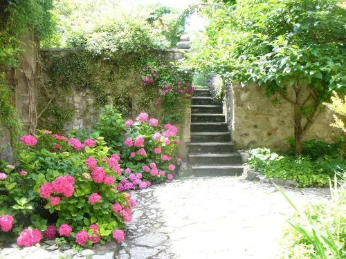 House in the paradise garden above v. Gargnano for individuals u. Children Hotels in Gargnano