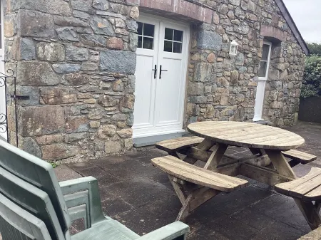 Cosy, comfortable, quiet location, close to Pembs coast path,