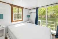🌟 Unique Houseboat Experience on Lake Winnipesaukee - Harborside 🚤🌊