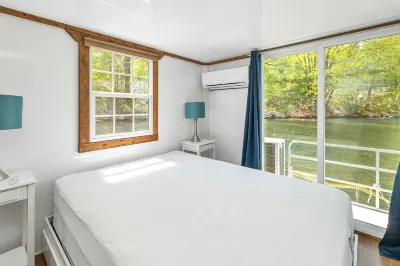 🌟 Unique Houseboat Experience on Lake Winnipesaukee - Harborside 🚤🌊