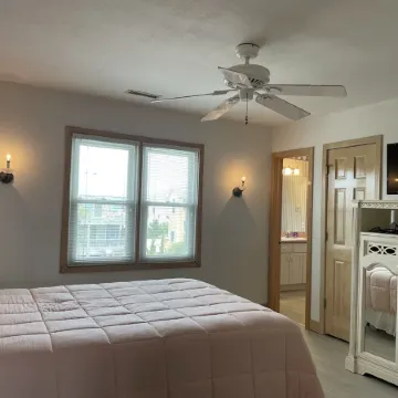 Spacious, Bright, & Airy Home - 100 steps to beach