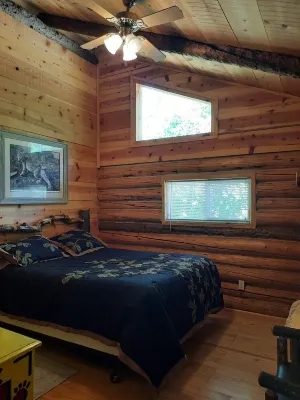 Hand Crafted Log Cabin, minutes away from your outdoor adventure