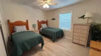Quiet, clean & comfy 2 bed-2bath with 8000lb boat lift and large screened lanai