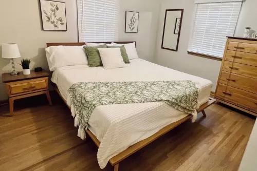 King & 2 Queen Beds, Centrally Located 15 Minutes from Anywhere in Des Moines