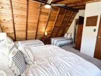 FLAT, Lakefront chalet; Hottub, Playground, Firepit, Wifi, and more! Hotels in Innsbrook