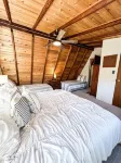 FLAT, Lakefront chalet; Hottub, Playground, Firepit, Wifi, and more!