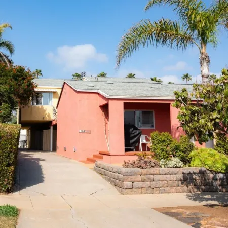 Guest Favorite! Easy Walk to Beach/Food & Shops + Private Parking