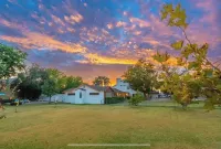 Half Acre Spacious 5-bedroom 4 bath farmhouse with WiFi, AC in Phoenix with pool 阿爾罕布拉住宿飯店