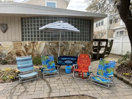 Cozy Dog Friendly Beach House -Walk to Beach, State Park, Restaurants and More! Отели рядом с достопримечательностью «Парк штата Ферст Ландинг»