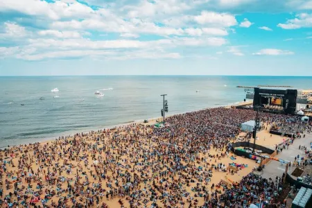 Cozy Dog Friendly Beach House -Walk to Beach, State Park, Restaurants and More! Отели рядом с достопримечательностью «Парк штата Ферст Ландинг»