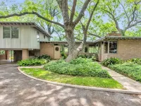 New!!! Luxury Riverfront Oasis with Gorgeous Oaks and Ping Pong Table! Hotéis em Seguin
