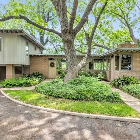 New!!! Luxury Riverfront Oasis with Gorgeous Oaks and Ping Pong Table!