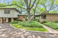 New!!! Luxury Riverfront Oasis with Gorgeous Oaks and Ping Pong Table! Hotels near Polmedia Polish Pottery