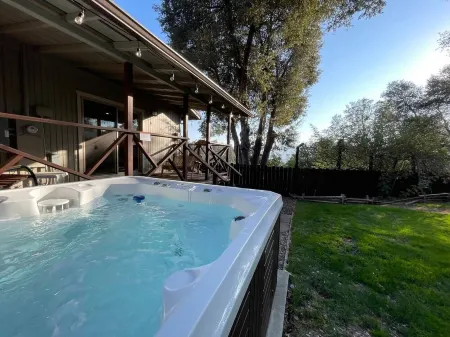 King Bed / Fast WiFi / Spa - Buckeye Bungalow