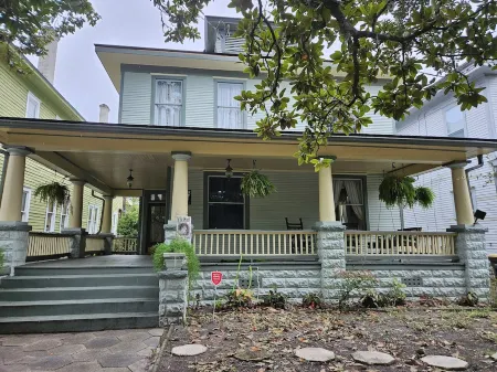 Sugar Magnolia House-Romantic Historic Home Отели в г. Дувал