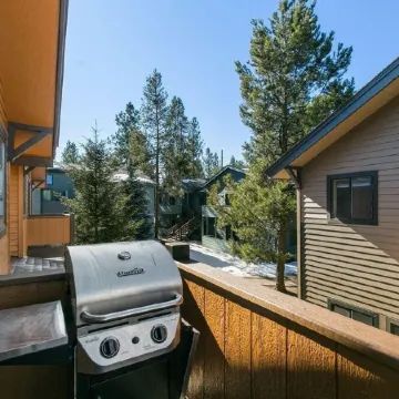 NEWLY RENOVATED Basecamp for Outdoor Adventures w/ BBQ, Shared Hot Tub & Pool