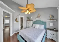 Waterfront Views! 3 Br Walk to Beach, Pool, Dock