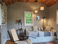 Lake Side  4-Season Home, 4-Bdrm 2-Bath, Super Clean, Bright & Cozy Hotels in Shapleigh