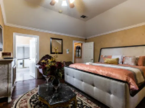 ENJOY RESORT  STYLE LUXURY ACCOMMODATIONS AT THE ESTATE HOME Hotels in Mansfield