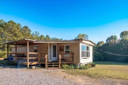 Come enjoy a stay at Pleasant Lane! Plenty of parking & great surrounding area!