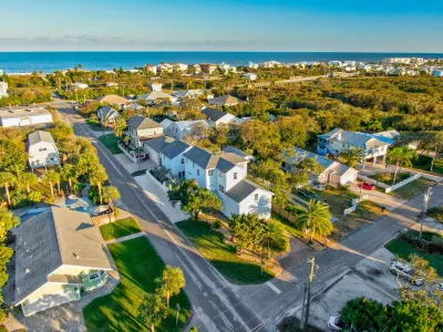 Oversized home w/ Heated Pool - mins from beach!