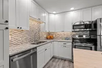Cozy Pool side Condo, 5 min from the beach!
