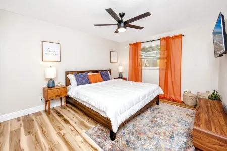 7ppl 4 beds / 8 minutes to the beach / 2 min to dwnt / modern