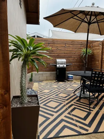 Luxury Guesthouse in Quiet Neighborhood 5 Min from the Beach!