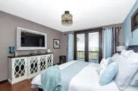 Private custom entertaining home on the hill w view of valley & river