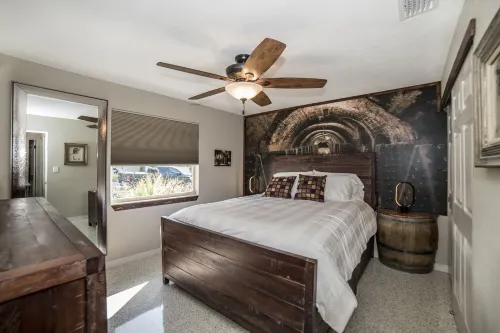Gulfport Beach Vacation Rental, 2 Bedroom WINE CELLAR THEMED, 5 Star Beach House
