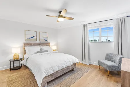 3 Queen Beds, 5 min Walk to the Beach - 70 inch Smart TV