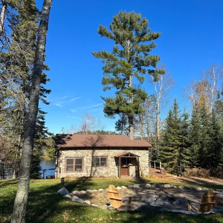 Cozy Stone Cottage overlooking Smith Lake