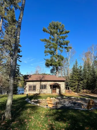 Cozy Stone Cottage overlooking Smith Lake