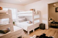 Laneda Landing: Modern, Hot Tub, off Main street in Manzanita