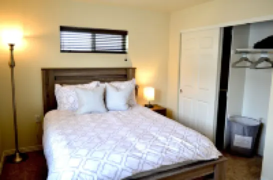 Modern 2 Bedroom Townhome, 1.5 Bathrooms, 1 Car Garage with Level 2 EV Charging Hotel di Loveland