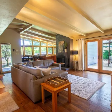 Sparkling Clean Mid Century Modern Home in Ferry Street Bridge Area