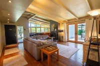 Sparkling Clean Mid Century Modern Home in Ferry Street Bridge Area