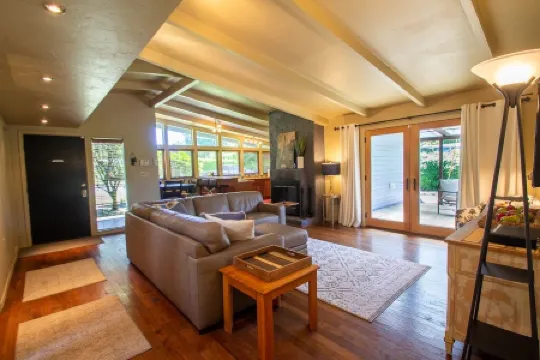 Sparkling Clean Mid Century Modern Home in Ferry Street Bridge Area