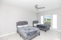 Luxury 4BR South CC! 15 Min to Beach, Fast WiFi, 6 Beds & Fireplace!