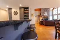 Premium 5 Bedroom 4 kings/ 6 Twins LAKE FRONT Home...BOOK JUNE PROMO DEALS NOW!