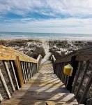 “Spivey’s Korner” Ocean Views, Easy Steps to quiet sandy Beach - secure WiFi Отели в г. Индиан Бич