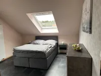 Gemütliche, Moderne Ferienwohnung im Herzen der Pfalz. Wanderwege in der Nähe